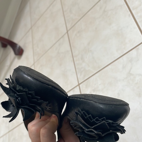 Kenneth Cole Reaction Black leather Demi Wedge with Floral appliqué brooch - Picture 9 of 11